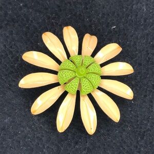 Daisy Flower Brooch